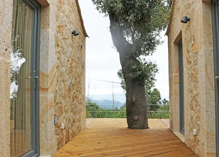 מלון By Nhome Cerquido